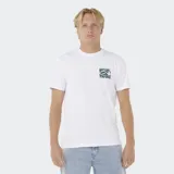 Remera blanca de manga corta con cuello redondo y un pequeño estampado gráfico en el pecho izquierdo. El gráfico es de la marca Rip Curl, con un diseño que simula un ojo o una ola en tonos turquesa y verde.