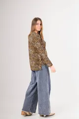 Remerón de seda fría con estampado animal print.