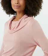 Blusa negra de viscosa con cuello ancho y mangas largas.