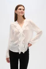 Blusa blanca de viscosa con cuello en V, volados frontales y cierre con botones.