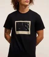 Remera negra de algodón con estampa photoprint del mar con tablas de surf.