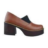 Zapato de cuero negro con plataforma y taco ancho. Presenta un elástico de neopreno en el empeine para mayor comodidad.