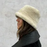 Gorro tipo bucket de cuero ovino color crema, reversible.