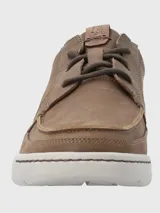 Zapato acordonado de cuero marrón con suela blanca de goma.