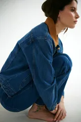 Chaqueta de jean azul con cuello de pana color camel, corte recto y bolsillos frontales.