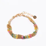 Pulsera de eslabones dorados entrelazados con cuentas facetadas de piedras semipreciosas en tonos verde, amarillo y rosado. Posee un cierre de mosquetón y cadena de ajuste con dije circular grabado.