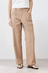 Pantalón de gabardina color tostado, de corte recto, con bolsillos laterales y traseros. Se ajusta a la cintura con cinturón de cuero con estampado animal print.