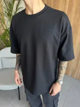 Remera negra de algodón pesado, corte oversize y cuello redondo.