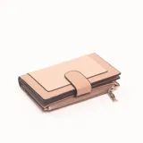 Billetera color beige con cierre de broche y cierre de cremallera.