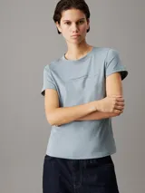 Remera celeste de algodón con cuello redondo y mangas cortas. Estampado frontal con el logo de Calvin Klein Jeans y la inscripción 'Established Nineteen Seventy Eight'. Corte slim.