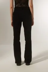 Pantalón de pana verde oscuro, de corte recto y tiro alto.