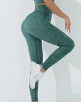 Calza deportiva ajustada color verde oscuro con estampado texturizado o jaspeado. Presenta cintura alta de doble tela sin elástico visible.