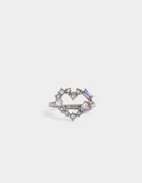 Anillo plateado con forma de corazón, adornado con strass blancos y gemas rosas y violetas.