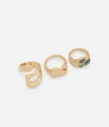 Set de tres anillos dorados de metal con diferentes diseños: uno con forma abstracta, otro con detalle de abulón y otro con tres piedras de abulón.