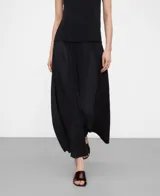 Pantalón negro palazzo de poliéster reciclado con efecto crinkle (plisado). Presenta cintura elástica y godets centrales en delantero y espalda.