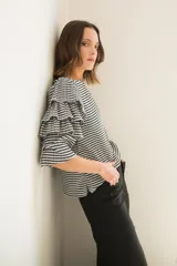 Blusa con spandex con estampado vichy blanco y negro, mangas al codo con tres volados y puño elástico. Cierre con botón en la espalda.