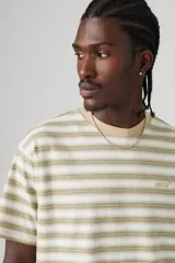 Remera Levi's de hombre con corte holgado, cuello redondo y mangas cortas. Diseño a rayas horizontales en color blanco y verde caqui. Logo de la marca bordado en el pecho.