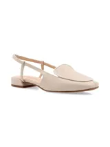 Zapato destalonado color beige, con punta semi-cuadrada, vivo al tono en cuero charol y taco bajo forrado.