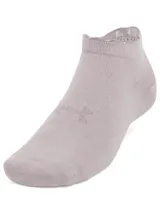 Medias deportivas Under Armour Essential Low Cut, color blanco con logo bordado en color lila.