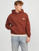 Hoodie color marrón con capucha y manga larga, de corte oversize.