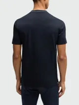 Remera azul marino de corte clásico con cuello redondo y mangas cortas.