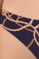 Calzón de bikini azul oscuro con estampado de cadenas y cuerdas doradas, de corte intermedio y cobertura media.