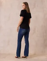 Remera de modal negra, marca Tahari, con cuello redondo y mangas cortas abullonadas con puño.
