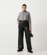Camisa cropped de manga larga con cuello camisero, bolsillos delanteros y estampado de espina de pescado.