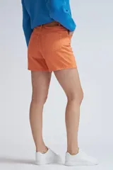 Short de jean color naranja, de tiro alto y corte recto.