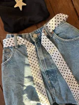 Corbatín negro con lunares blancos estilo polka dot.