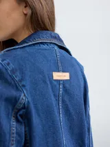 Campera corta de jean negra con cuello y solapa, de silueta entallada.