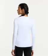 Remera deportiva negra de poliamida con protección UV, mangas largas y corte raglán.