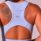 Top deportivo celeste con espalda deportiva y banda elástica en el bajo busto.