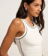 Musculosa negra de algodón con cuello redondo y frisos contrastantes en blanco en el cuello y las sisas.