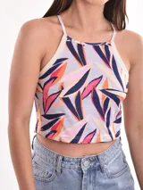 Musculosa corta con estampado de hojas en tonos rosa, naranja y azul marino.