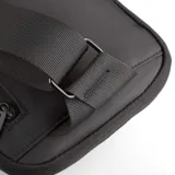 Bandolera negra de poliéster impermeable con detalles en simil cuero. Diseño ultrafino y ligero, con correa reforzada para uso en ambos hombros. Incluye bolsillo delantero con velcro, bolsillo trasero antirrobo con cierre y espacio para tablet de hasta 7 pulgadas.