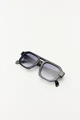 Lentes de sol con marco geométrico negro y cristales color naranja.