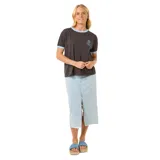 Remera negra con cuello y mangas con ribete celeste, logo de Rip Curl estampado en el pecho.