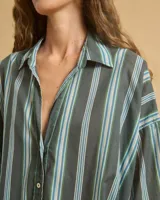 Camisa a rayas verticales grises, azules y verdes, con cuello clásico, escote en V, manga corta y corte holgado.