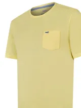 Remera celeste de algodón orgánico, corte regular fit, con cuello redondo y bolsillo en el pecho con logo bordado de la marca.