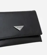 Billetera negra de poliuretano liso con placa triangular metálica con el logo de la marca.