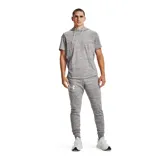 Pantalón de jogging gris jaspeado de Under Armour, modelo Rival Terry Jogger, para hombre. Confeccionado en tejido de felpa suave, con cintura elástica ajustable con cordón y logo de la marca estampado en la pierna izquierda.