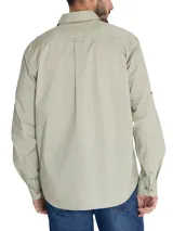 Camisa blanca de manga larga para hombre, confeccionada en algodón orgánico. Cuenta con cuello camisero, cierre con botones de madera, bolsillo en el pecho y mangas ajustables con botones.