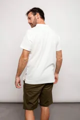 Remera polo de piqué color blanco, de corte clásico.