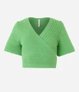 Blusa cropped de punto color verde, con escote cruzado en V y mangas cortas.