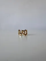 Anillo plateado con diseño ondulado y abertura ajustable.