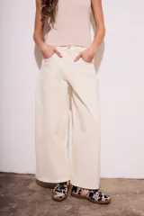 Pantalón jean de corte wide leg color crudo, tiro medio, confeccionado en algodón peinado con elastano.