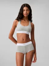 Bombacha hípster gris de algodón modal con textura de canalé y cintura elástica blanca con logo de Calvin Klein.
