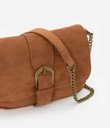 Bolso bandolera pequeño de gamuza marrón con solapa y cierre de hebilla dorada. Asa larga de cadena dorada.