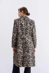Trench de gabardina de algodón con estampado animal print, bolsillos laterales y lazo de ajuste en la cintura.
